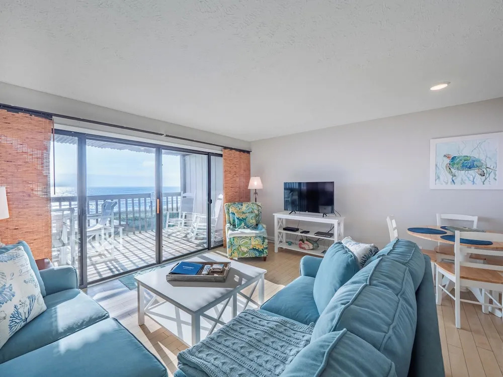 Oceanfront Condo with pool - Walk to the Tiki Bar