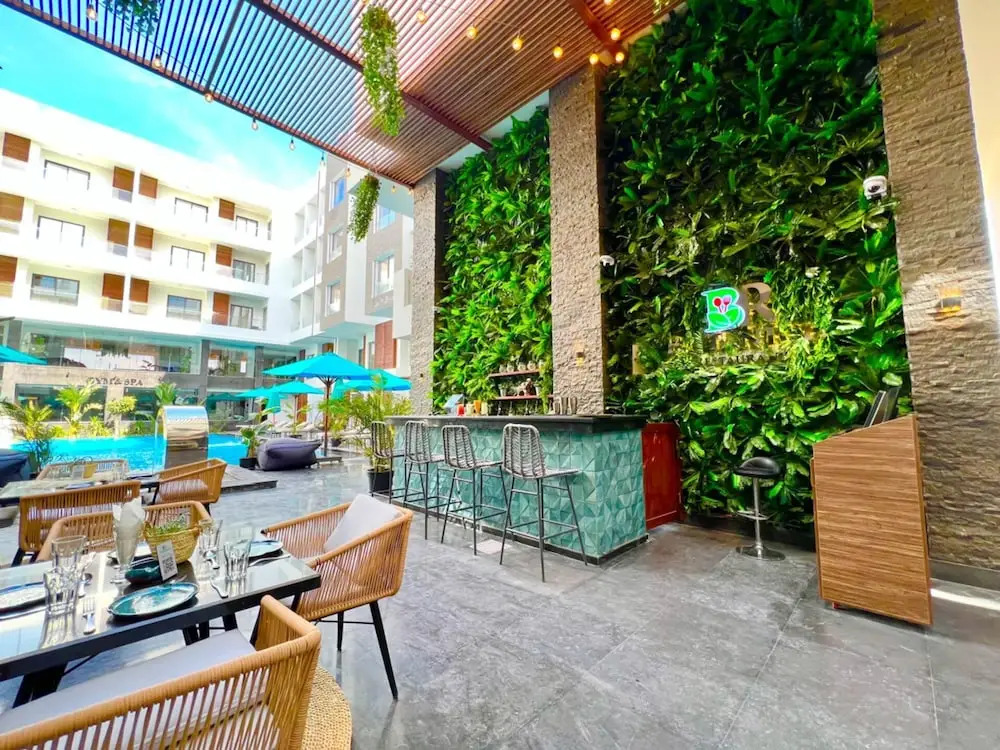 Bali Themed Luxury Spacious 3 Bed Balcony Pool Gym