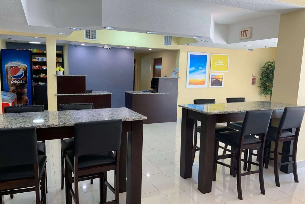 Days Inn & Suites by Wyndham Tampa/Raymond James Stadium