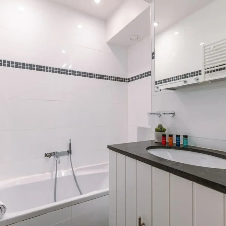 Lovely and Spacious Apartment on top Location