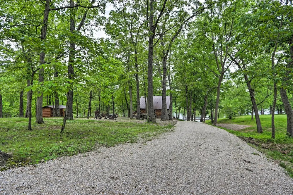 Hot Tub & Fireplace! Macks Creek Cabin on 30 Acres