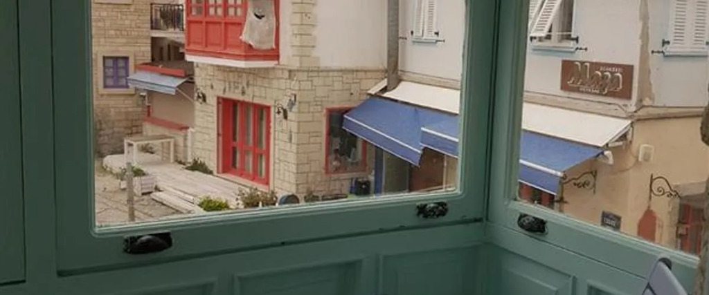 Saki Alaçatı Otel & Meyhane