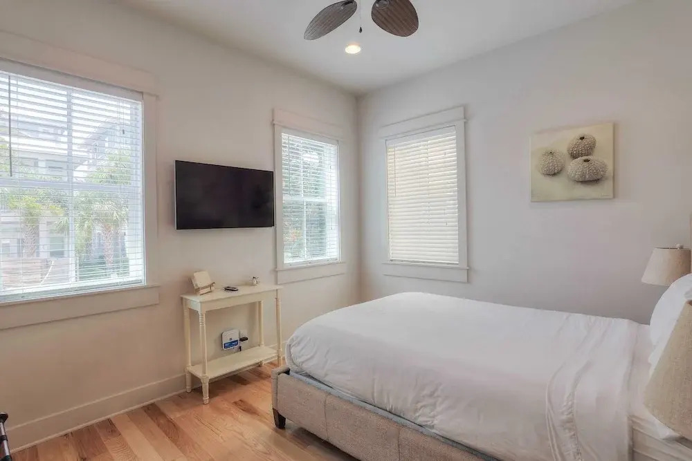 Dunn Inn 2 by Avantstay Walk to Beach, Pool Access, Sleeps 17!