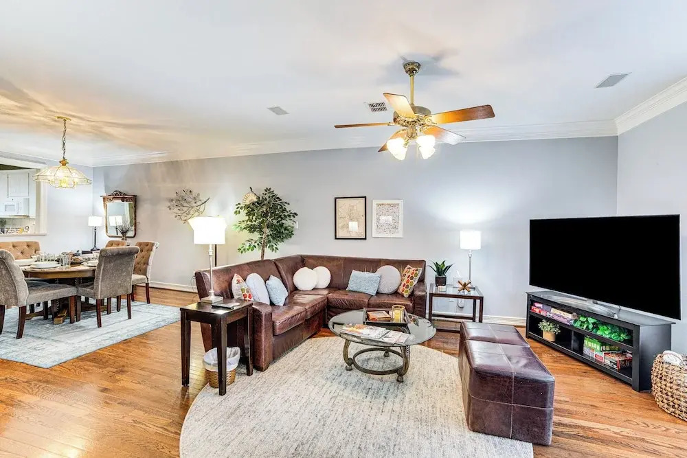 Uptown Dallas Group Getaway Near Art, Eats & More