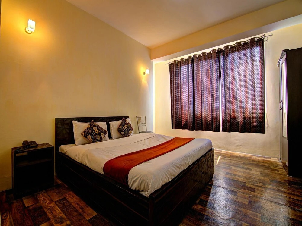 OYO 12862 Hotel Lamaz Residency