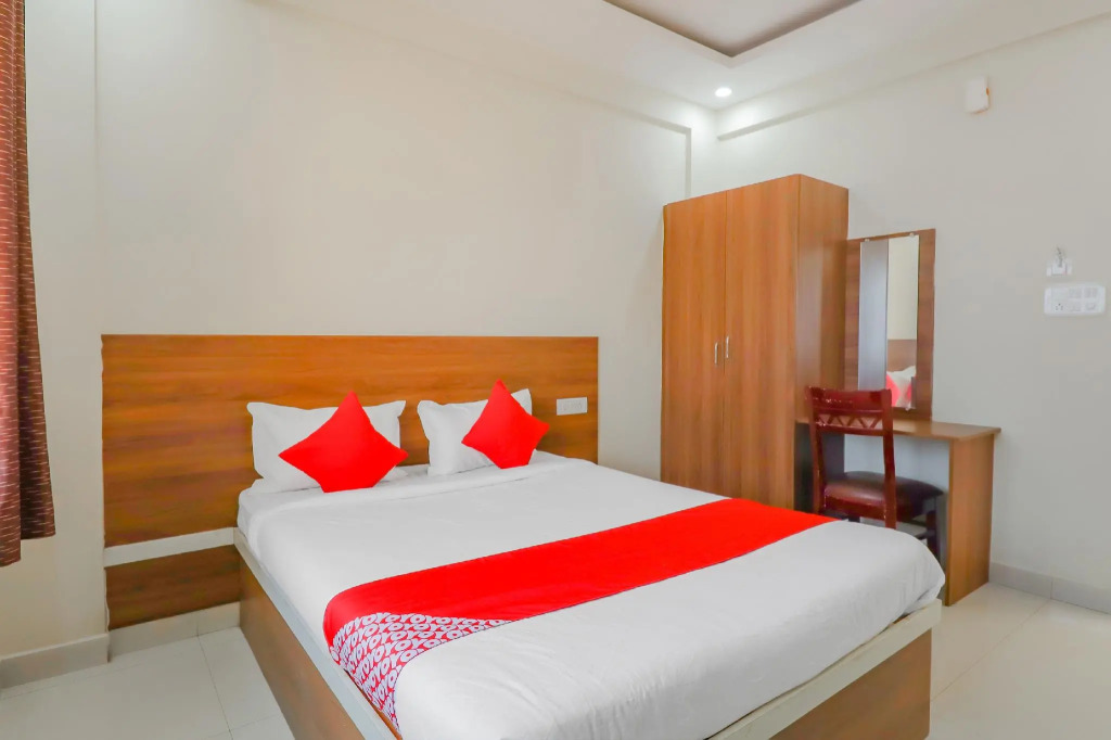 OYO 79565 Royal Comforts