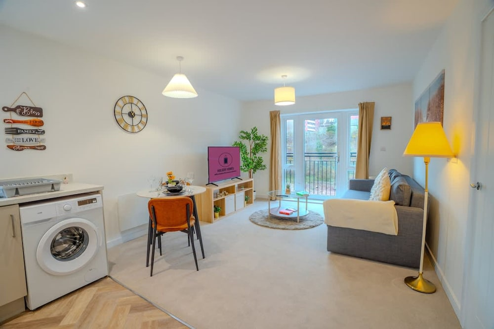 2 Bed Stylish Stay - By Holiday Homes