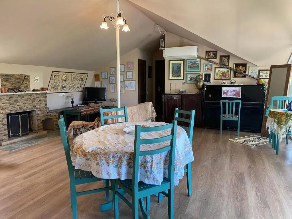 Nino's Veranda Apartment