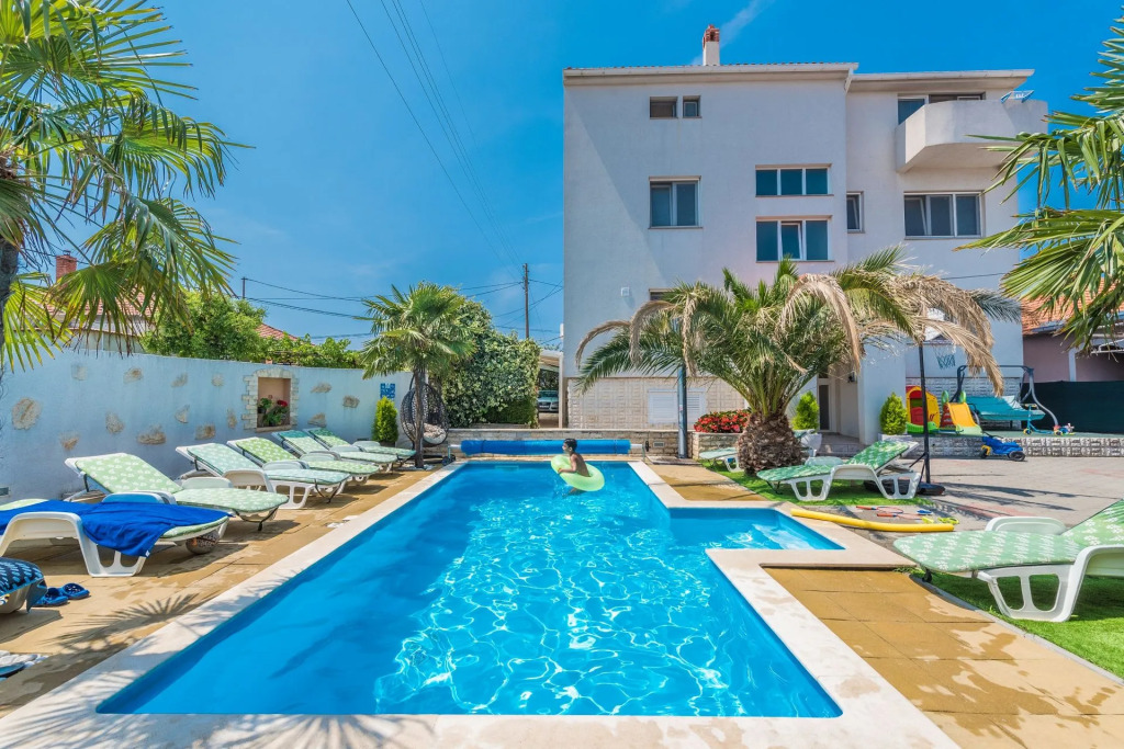 Room Tomo - open pool and pool for children: R1 Sukosan, Zadar riviera