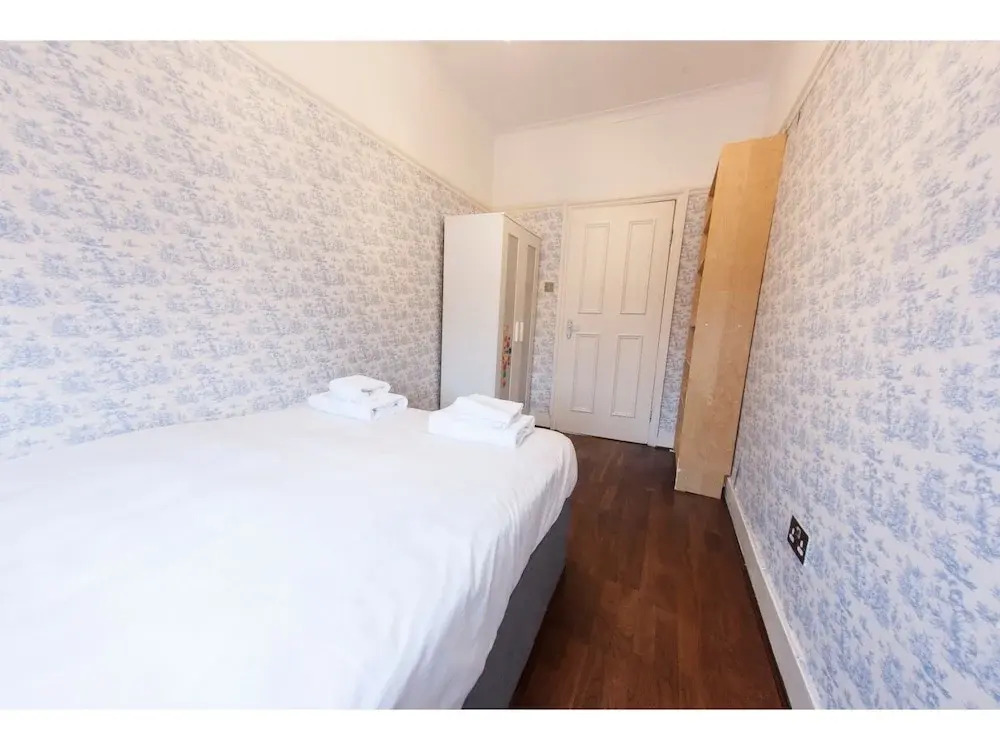 Spacious 2 Bedroom Flat in Queens Park - Sleeps 6