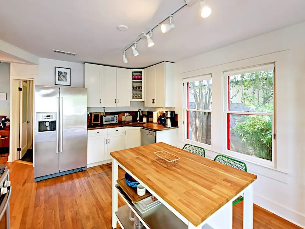 Oak-Shaded House in Bouldin - 2 Br Home