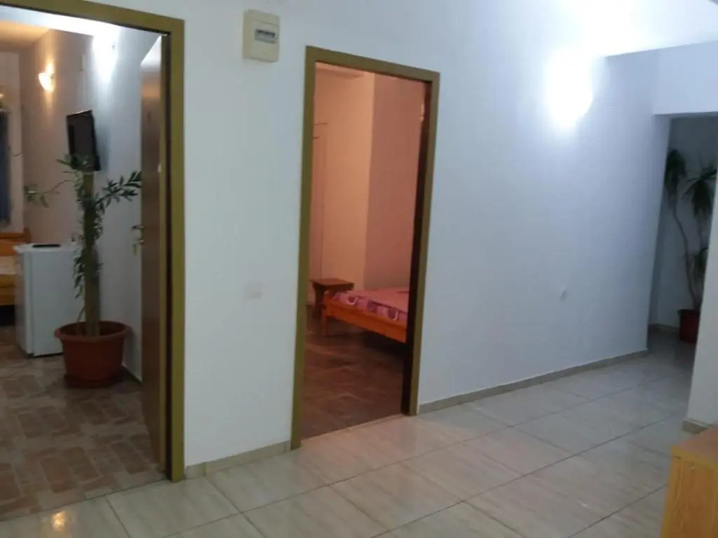 Cazare Eforie Nord, plaja Acapulco-Debarcader, garsoniere Four Studios, bucatarie comuna, baie proprie, etaj 4, fara lift