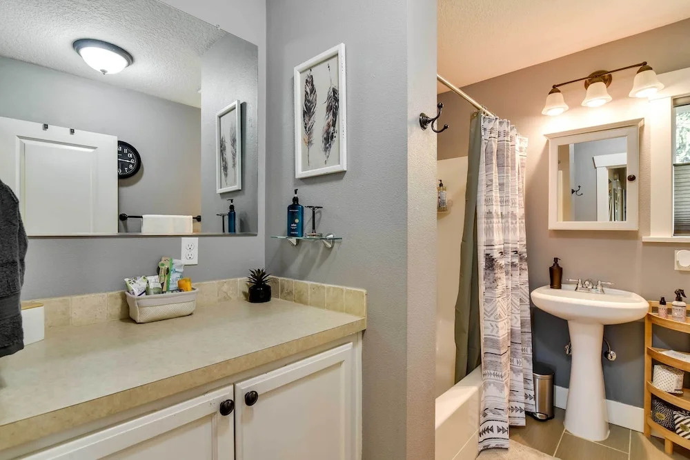 Charming Portland Home, Walk to Light Rail!