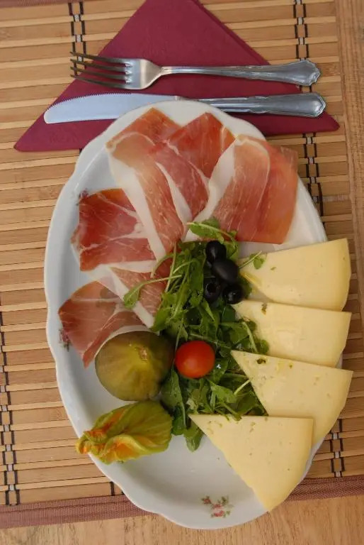 Kamene Priče rooms, music and food