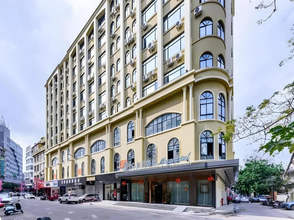 Magnotel Hotel (Dongxing Guomen Port)