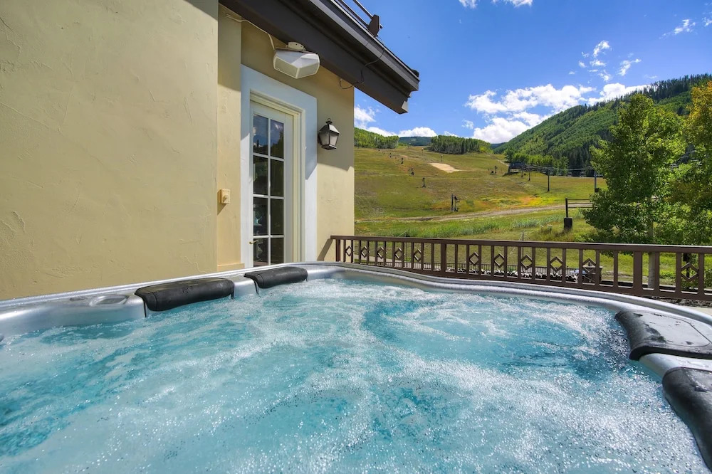 Golden Peak Luxury 4 BR Penthouse - Ski-in/out by RedAwning