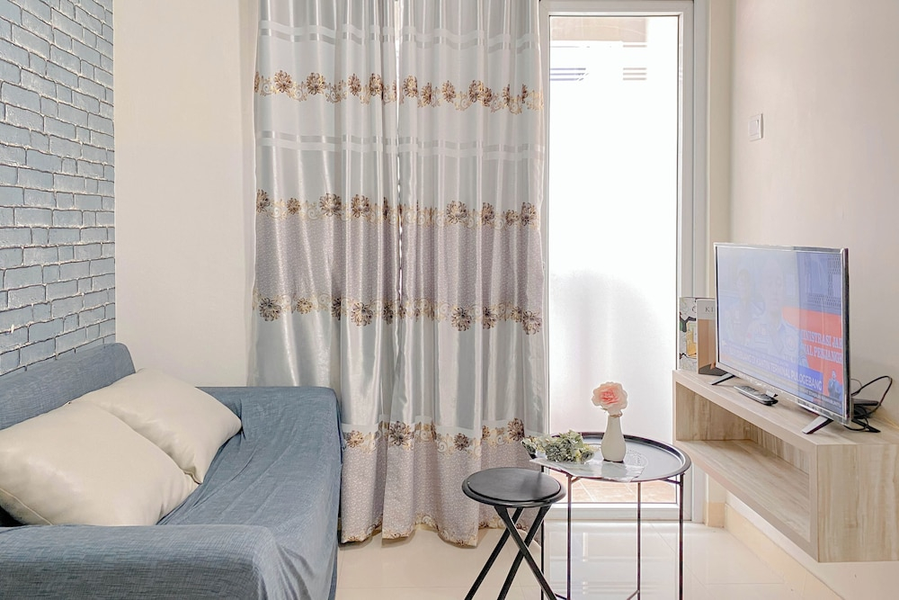 Warm And Restful 2Br At Green Pramuka City Apartment