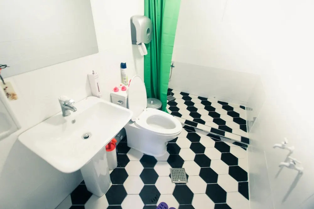 Travelholic Guesthouse - Hostel
