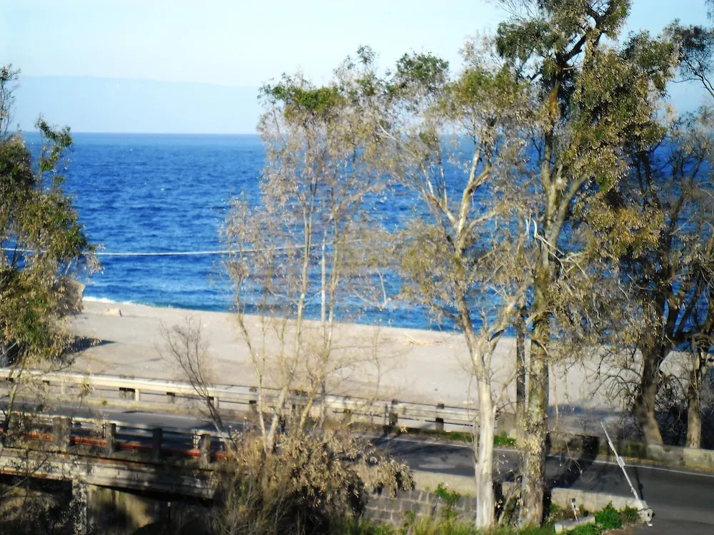 Two Rooms 30 Meters From the sea Near Etna and Taormina and Catania