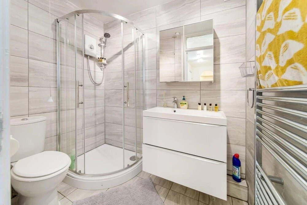 Livestay - 2 Bed Apt, Free Parking in Luton