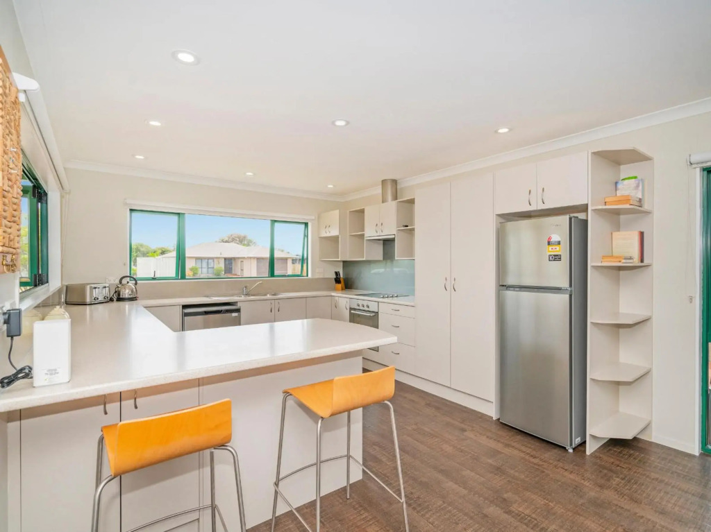 The Sunny Bach - Cooks Beach Holiday Home