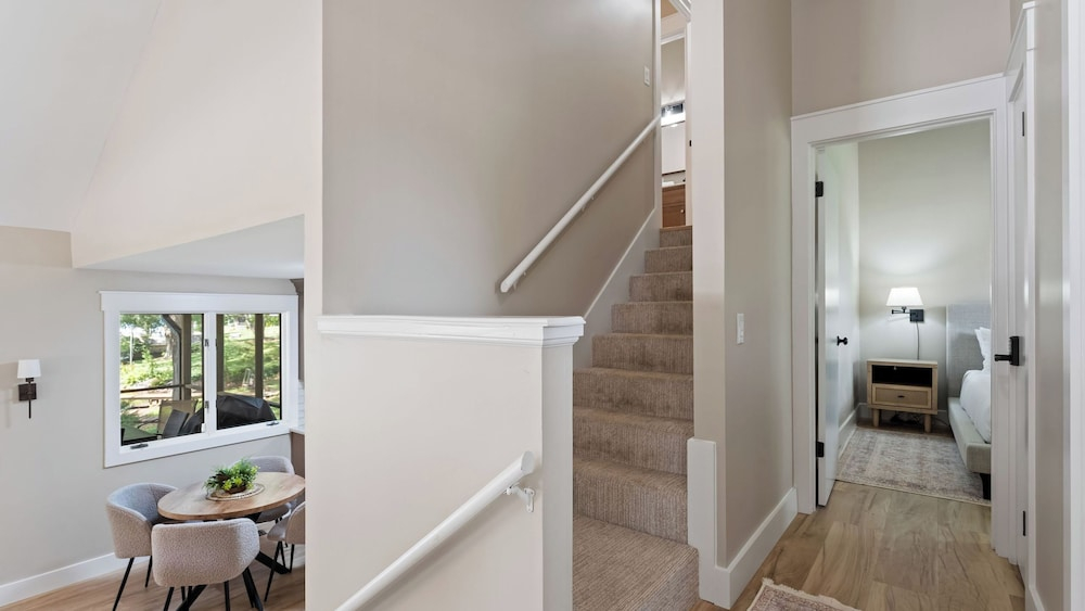 Stylish 3BR Waterfront Home w/ Sunset Porch + Access to Dining Sunsets on Shoreline by Avantstay