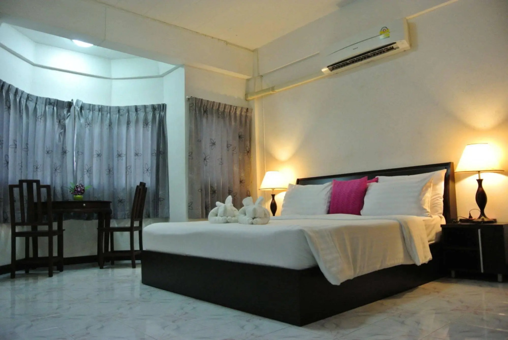 Karon Sunshine Guesthouse & Bar