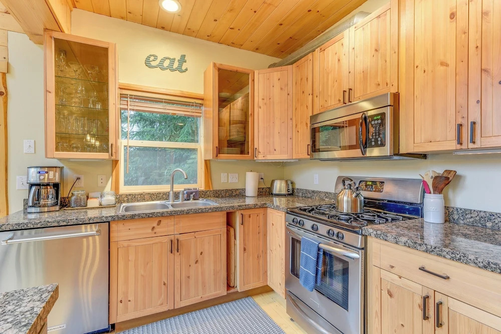 'grizzly Tower' Packwood Cabin w/ Hot Tub!