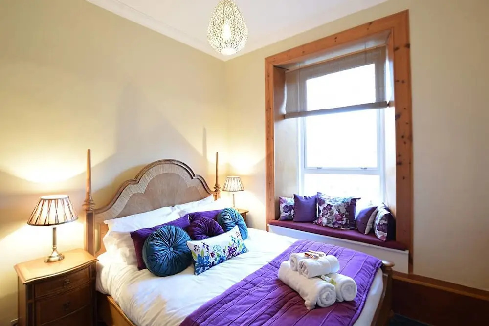 JOIVY Gorgeous Two Bedroom Apartment With Castle Views