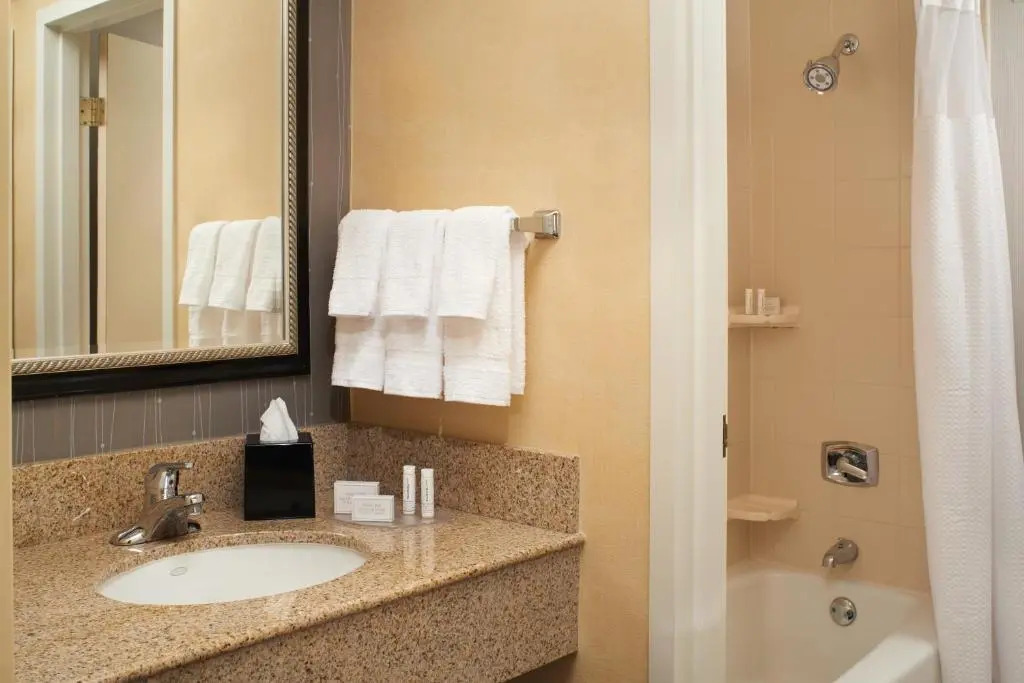 Courtyard by Marriott Detroit Warren