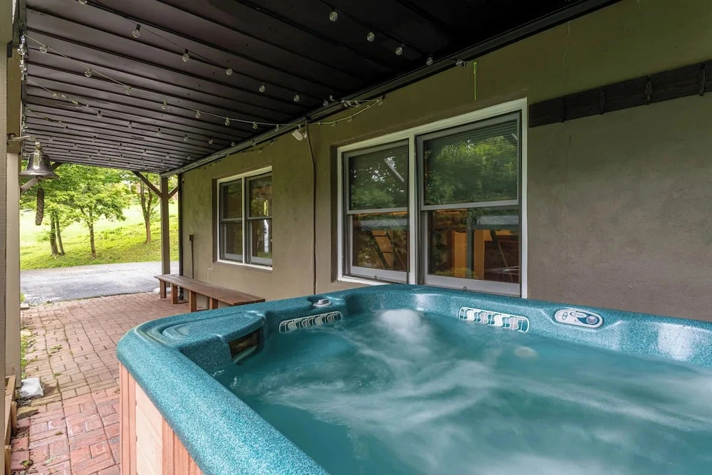 Sky High Chalet Blowing Rock Home With hot Tub, Pool Table, Bunk Room, and Fire pit