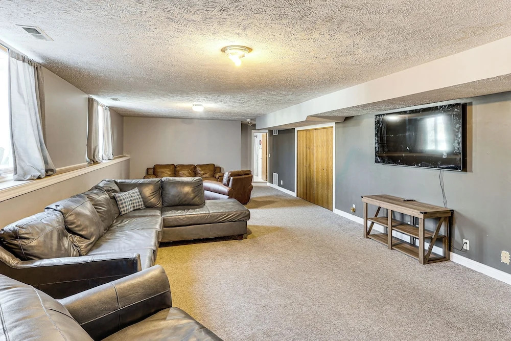 Spacious & Family Friendly! Lincoln Home w/ Deck