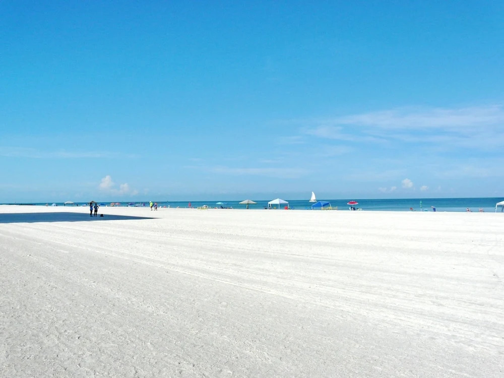 Beach Club 212