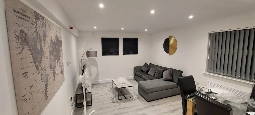 Modern 3 Bedrooms Apt. 01 - Camberley