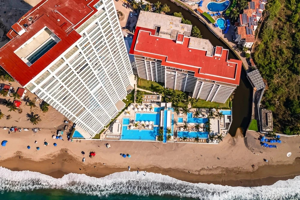 Luxury Oceanfront Apartment With Private Balcony, Rooftop Pool & gym Access