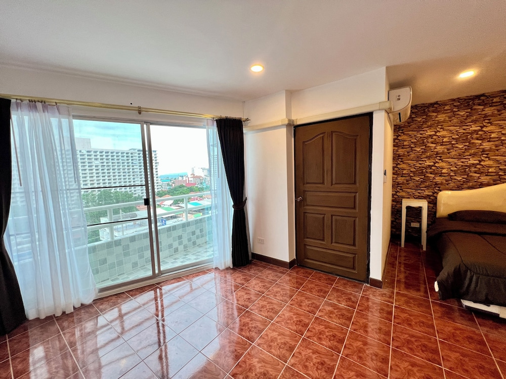 Stylish 1BR Sea-view Condo - 2 Balconies - View Talay 1 Jomtien