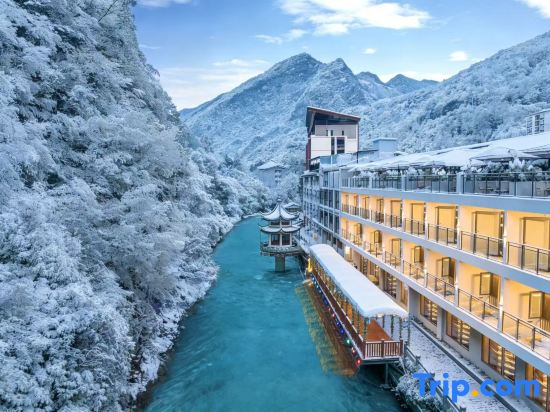 Weijianshan Homestay (Shennongjia Muyuzhen Xiangxi Street Branch)