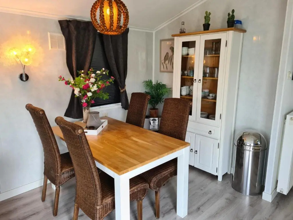 Relax huisje is een luxe huisje met een vaatwasser en zeer snel WIFI 5G en is voorzien van een nieuwe badkamer en keuken met een omheinde tuin met een eigen parkeerplaats
