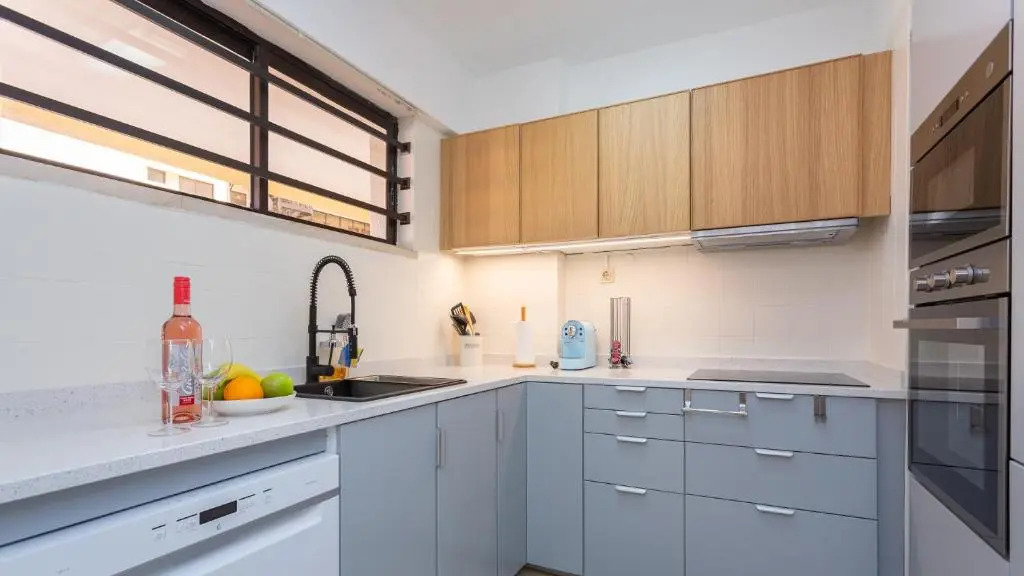Marina 2BDR Apartment With Balcony & Pool - 5min from beach by LovelyStay