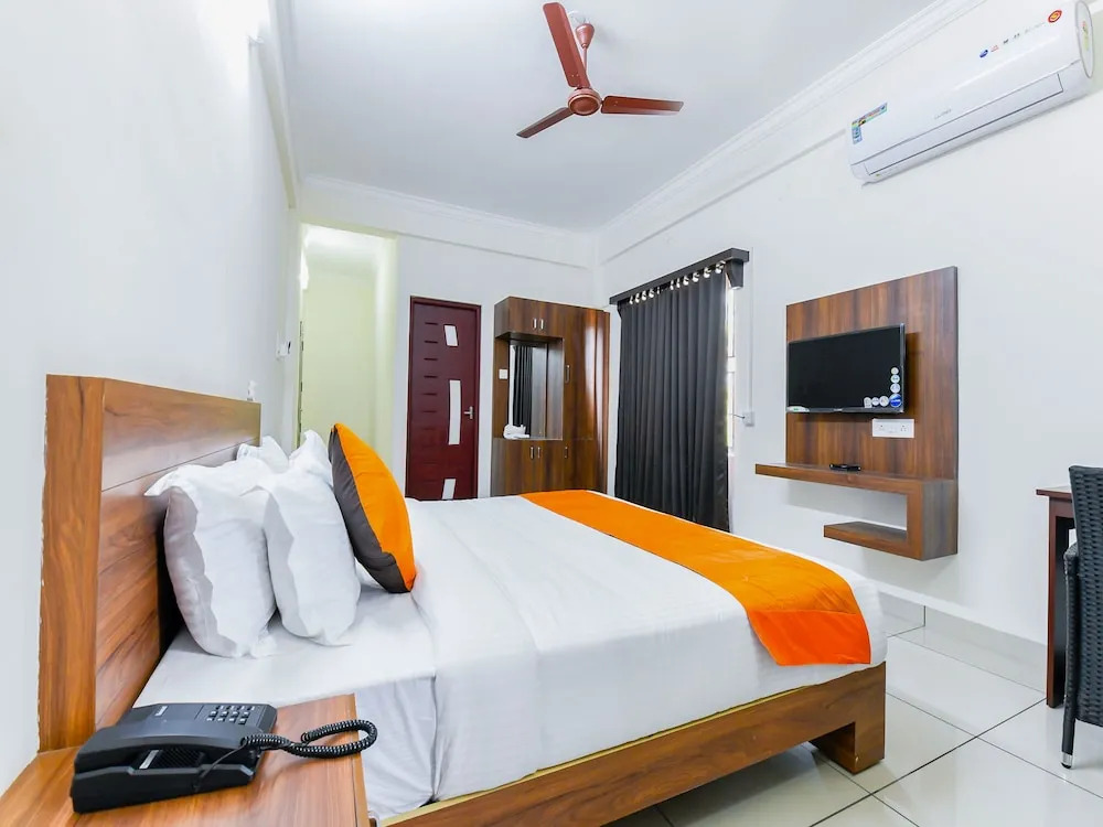 OYO 11069 Hotel Hisham Suits