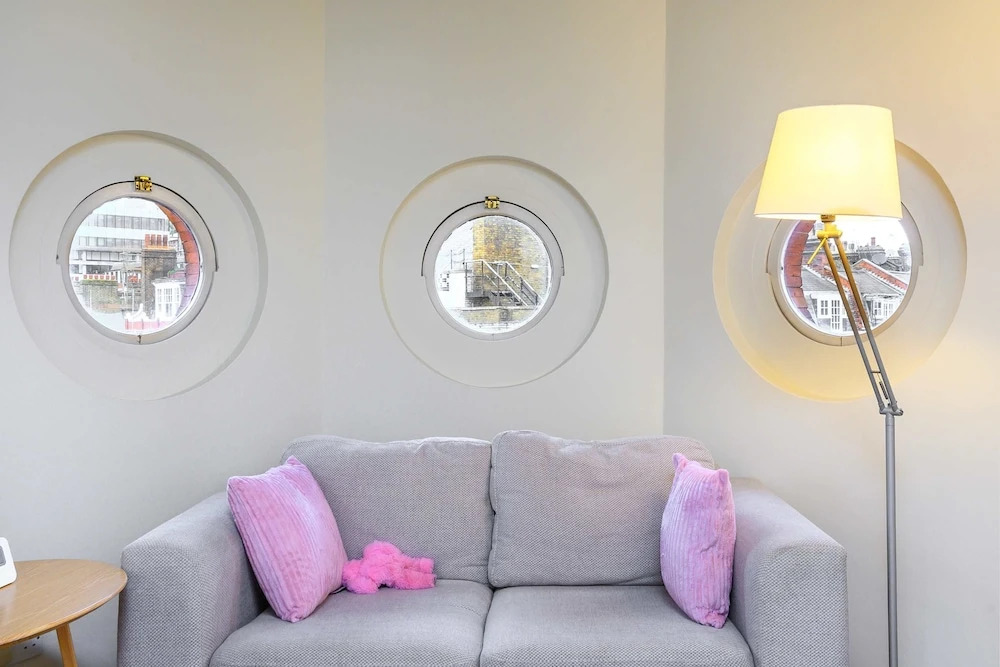 The Aristocrat - Fitzrovia - by Frankie Says