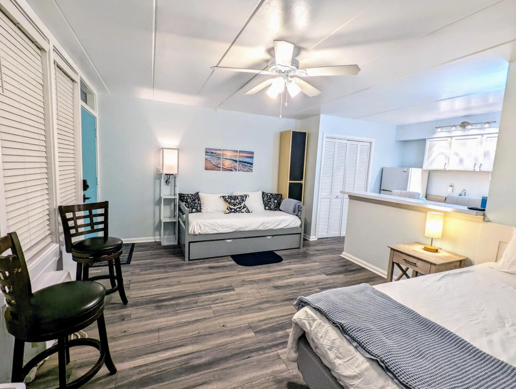 Renovated Oceanfront Boardwalk Pool, Beach, Kitchen, Restaurant, 4 People, cozy studio unit, walk right out no elevator
