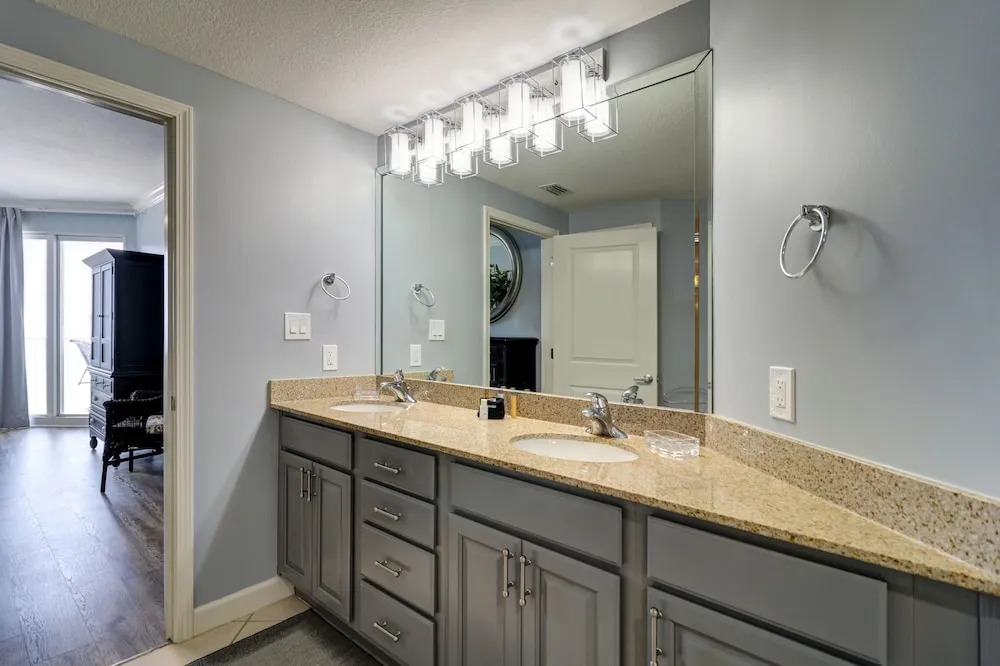 Gulf Front Master Suite! Directly On The Beach! 3 BR / 2 BA! Sleeps 8