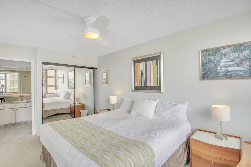 High Rise Ocean View Waikiki Condo, FREE Parking & Wi-Fi