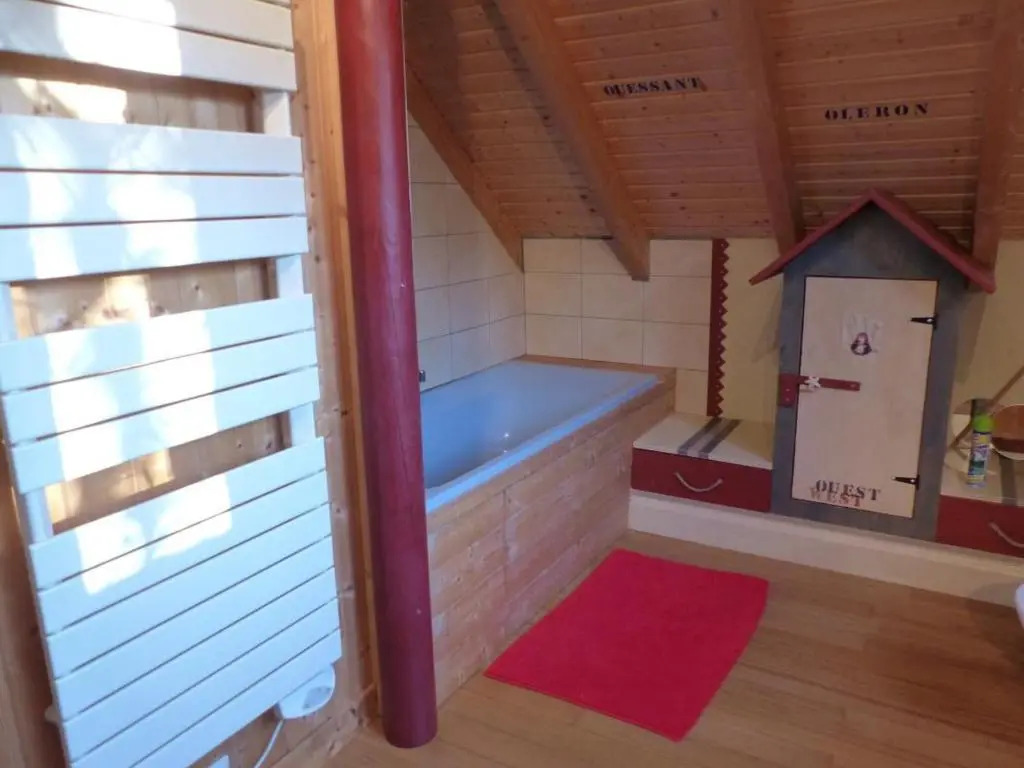 Chalet indépendant avec jardin et accès piscine près de St Pourçain - FR-1-489-151
