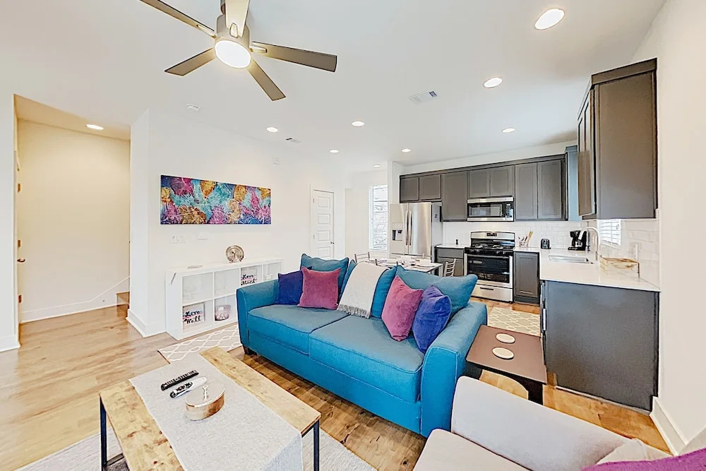 Stylish East Side Near Downtown & Manor Road 1 Bedroom Condo