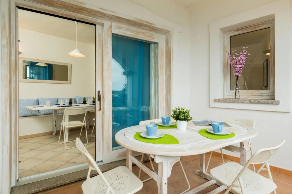 It consists of 3 bedrooms with air conditioning (one triple with a double and a single bed, a twin b-S'ABBA DI GIU'