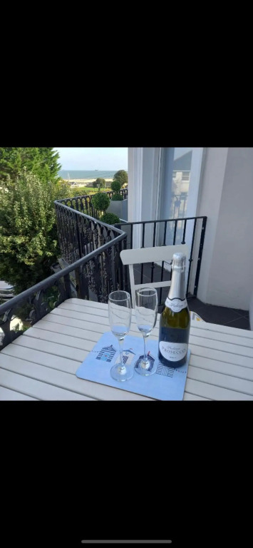 Wight On The Beach, Slps4, Stylish Apartment, Balcony with Sea Views