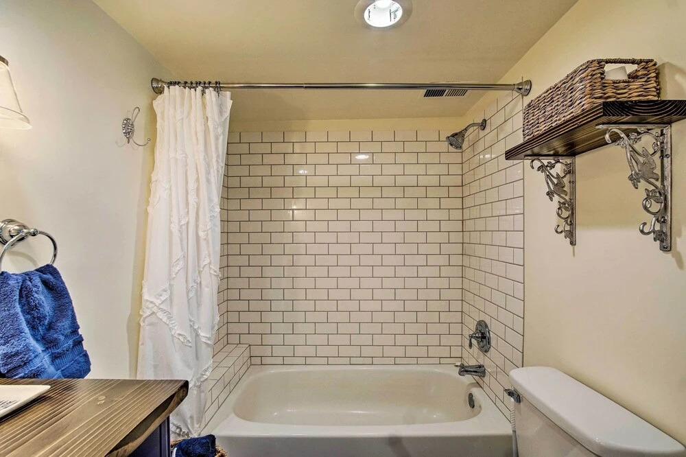 Remodeled Historic Farmhouse ~ 20 Mi to KC!