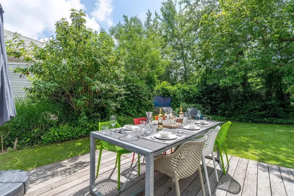 Relaxed and Atmospheric 6-person Villa Near the Forest